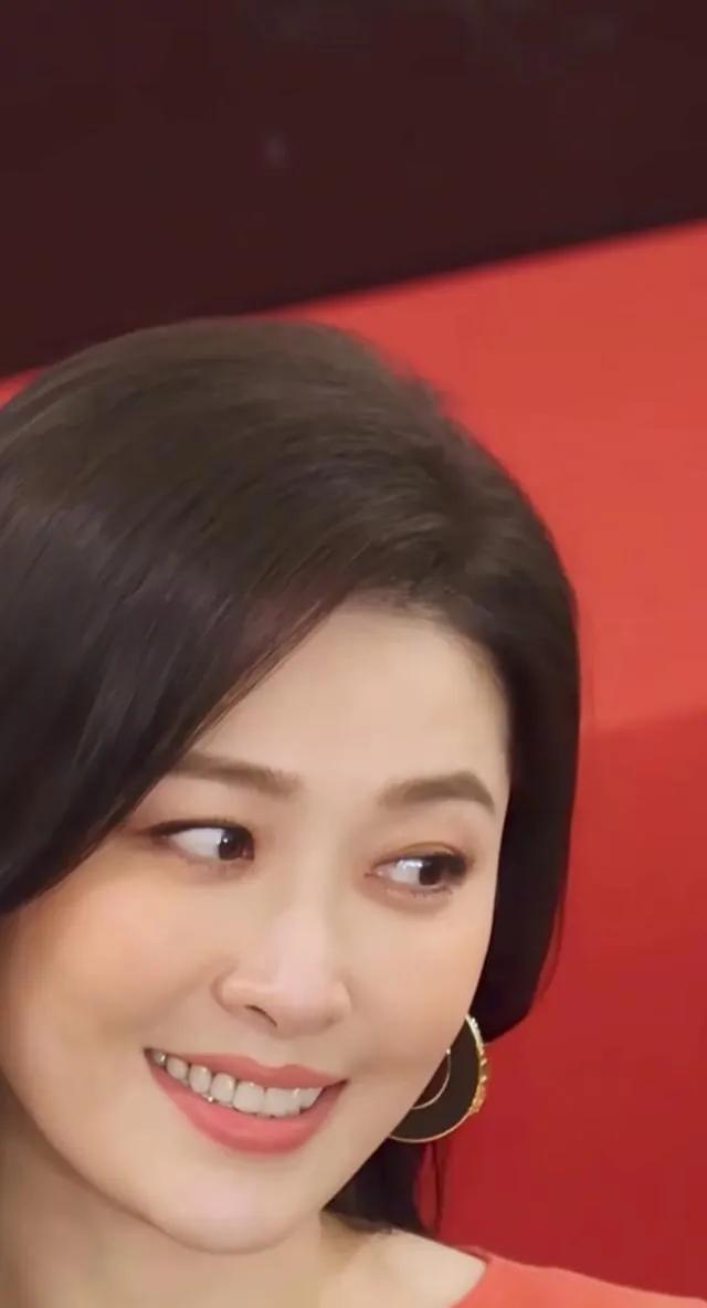 周丽淇，这张大脸，满脸胶原蛋白，就是好看！大脸生得精致，比小脸好看，大脸能承载丰