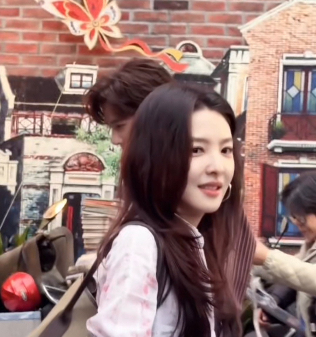 王安宇章若楠《想把你和时间藏起来》同框路透，夕阳下的画面太美好了！