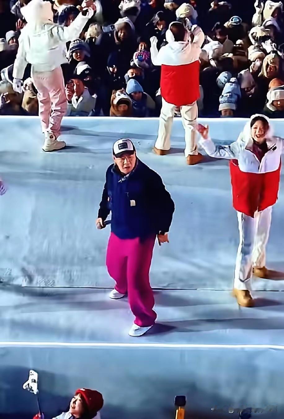 这么大的哈尔滨，真找不出个好主持人？就只认左右哥一人？还有人在评论区嫌弃他罗圈腿