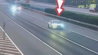 黄群路上还有插队的。白车在高速公路上突然停车，后方大货车避让不及追尾，白车上的