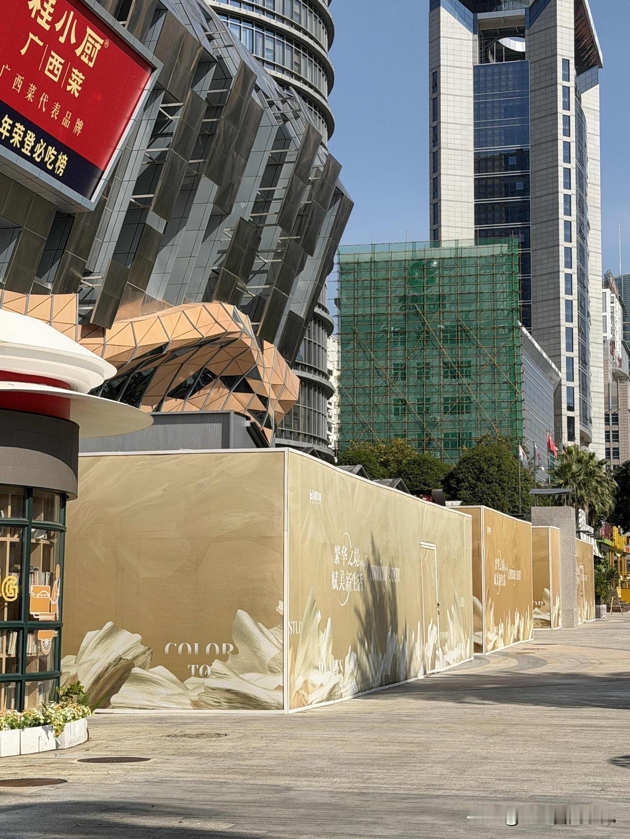 南宁会展航洋城大门口的奶茶店，突然被围挡了？现在商场都爱在门口“见缝插针”开奶茶