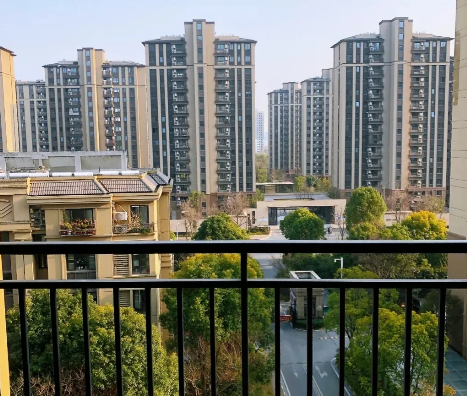 江苏南通，男子跟原房主签了合同，付清全部房款后入住房屋，原房主把房产证交给了他保