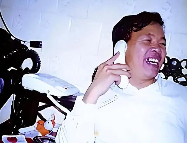 01年，广州一富豪被封入水泥桶，生前炫耀：我挣的钱这辈子都花不尽。说这话的人