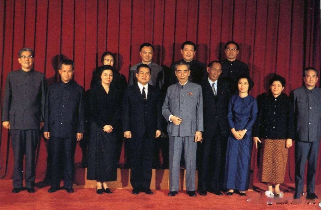 1975年8月26日，病重中的周恩来总理在北京的医院病房里，会见了即将返回柬埔寨