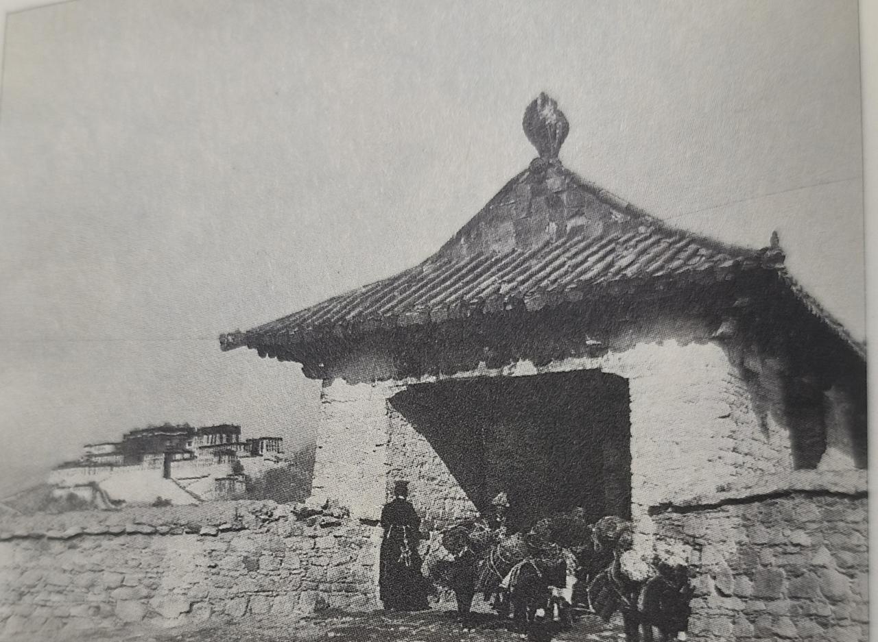一百年前从宇妥桥眺望布达拉宫宇妥桥，始建于唐文成公主入藏后。1940