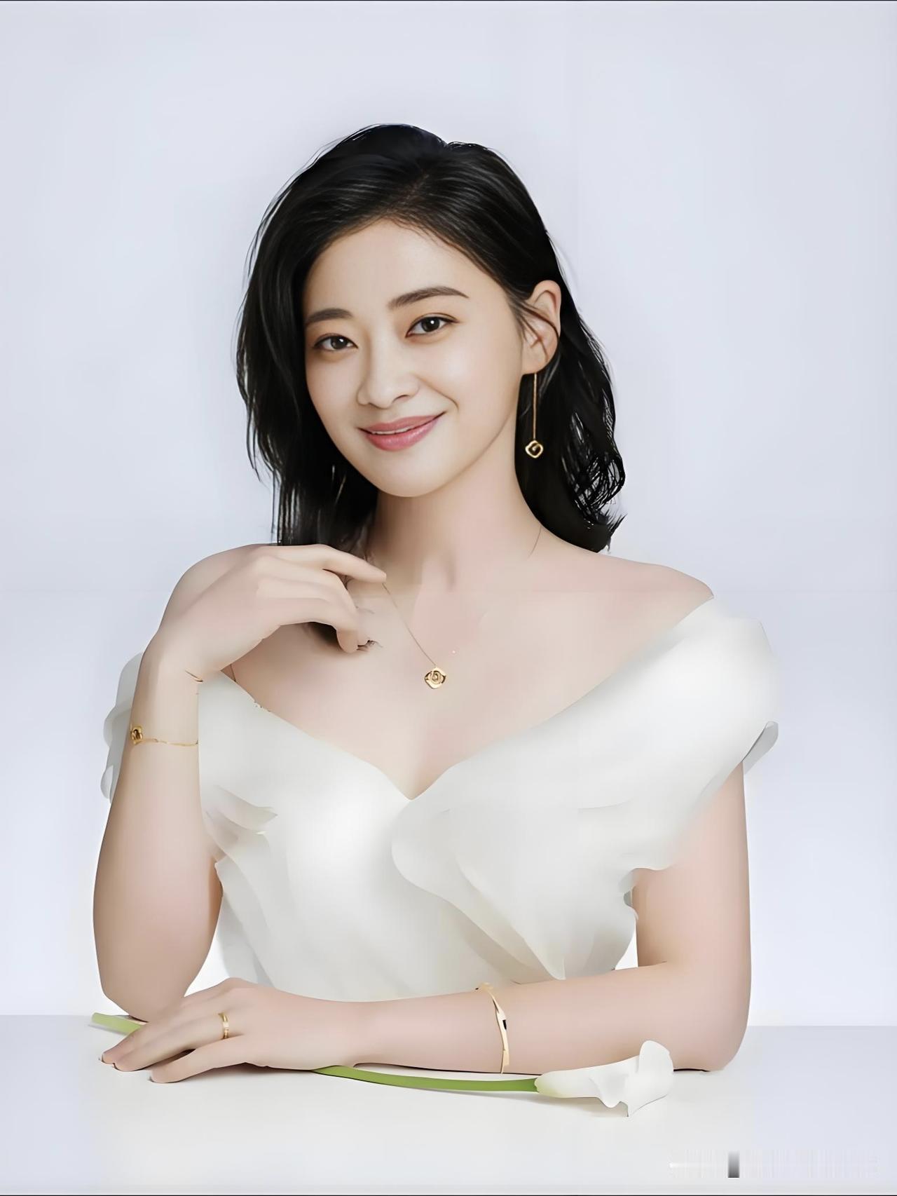 梅婷以鲜活有力量的演技留下无数经典荧幕形象，从容舒展的状态，自带岁月沉淀后的动人