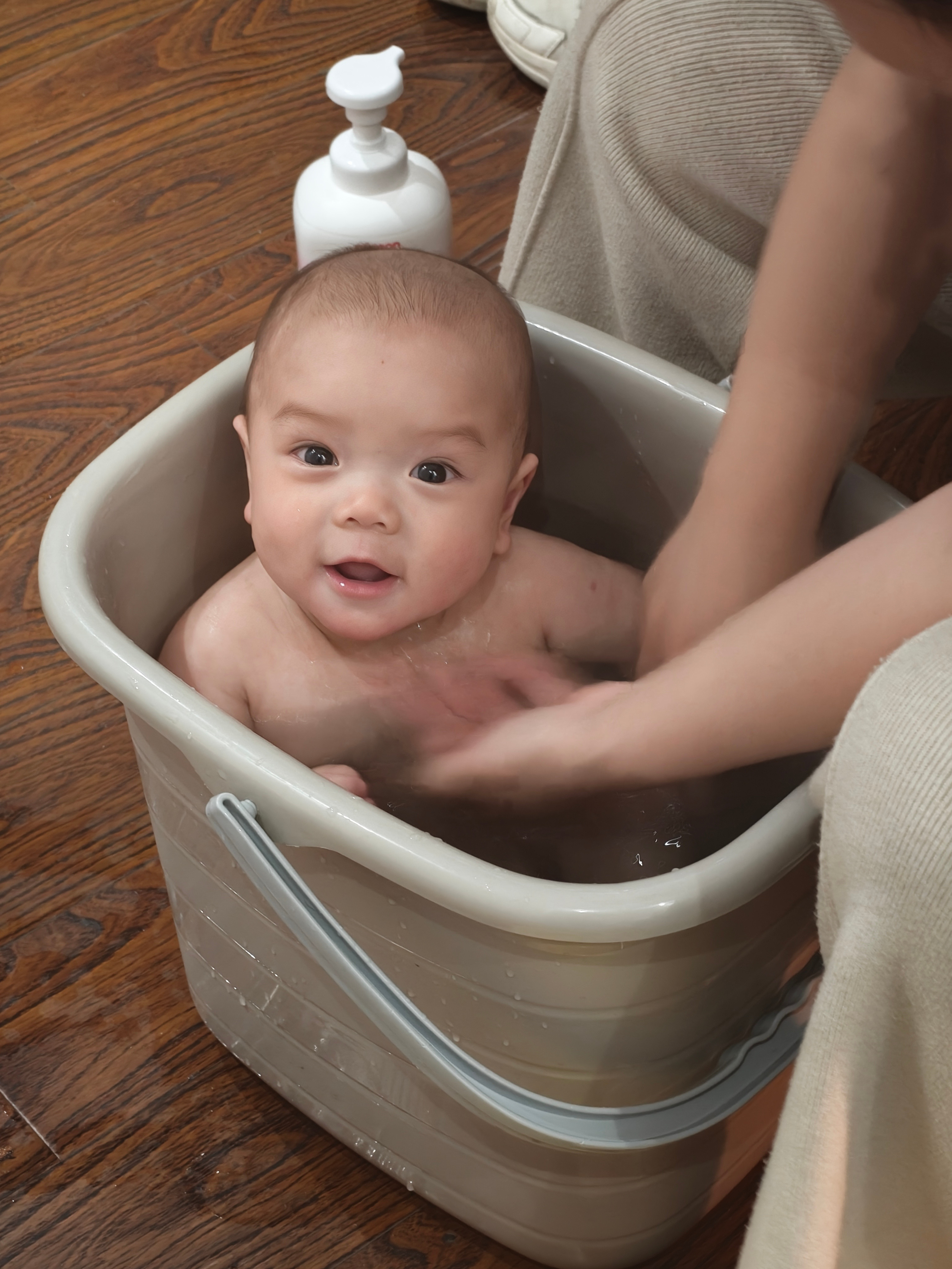 小九生出来的时候头发还是很茂密的，很黑，很密，然后1个月的时候我们给剃掉了，