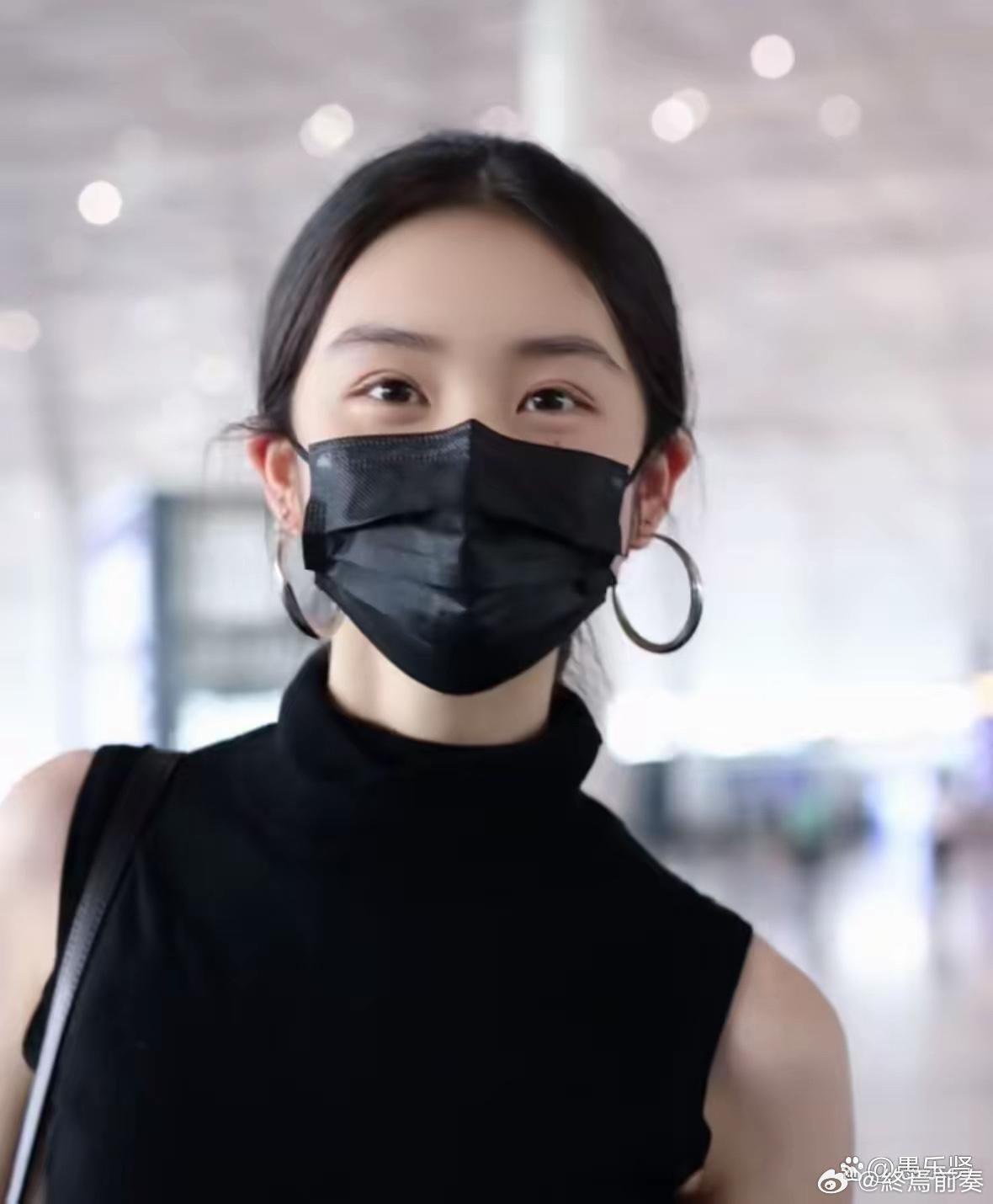 黄多多回国过暑假！穿半高领背心瘦成“纸片人”，低调出行气场全开