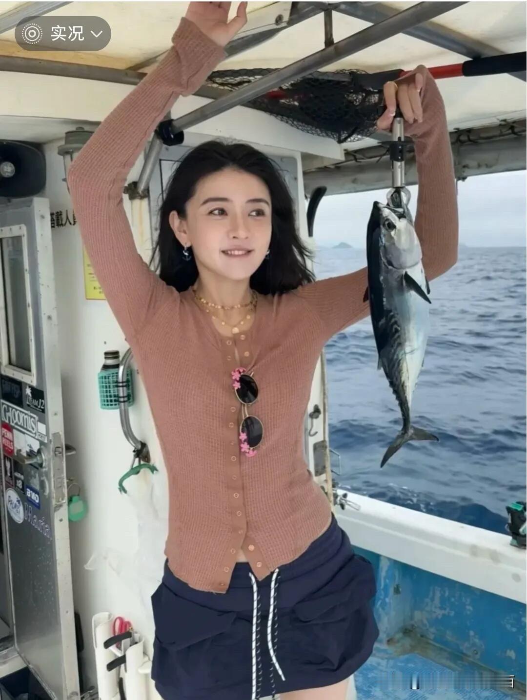 这是长的比李沁和赵丽颖美的一个女演员，颜值巅峰期，脸圆圆的，大腿有一点粗，微笑看