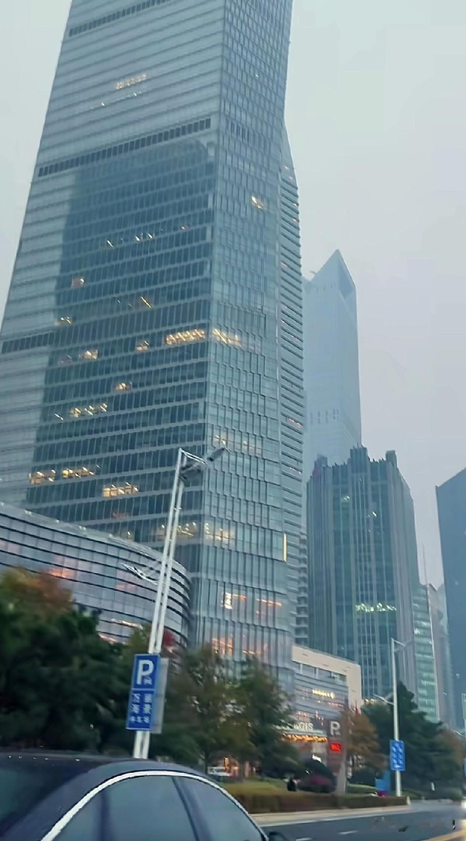 青岛城建那么唬人，一排摩天大楼鳞次栉比，靠海的感觉堪比维多利亚港，山东门面，和济