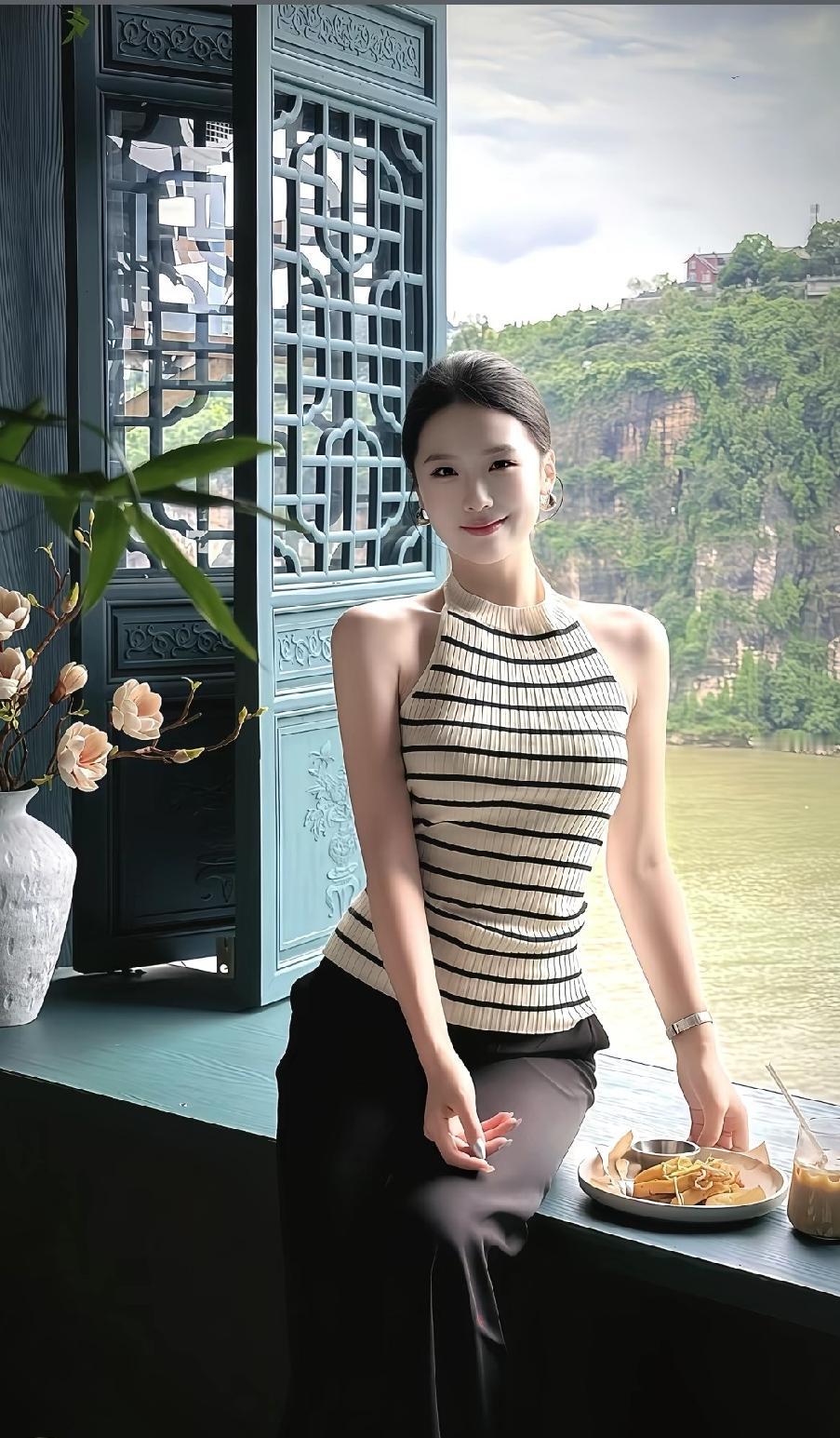 江边的女人都是水灵灵的，温婉柔美。