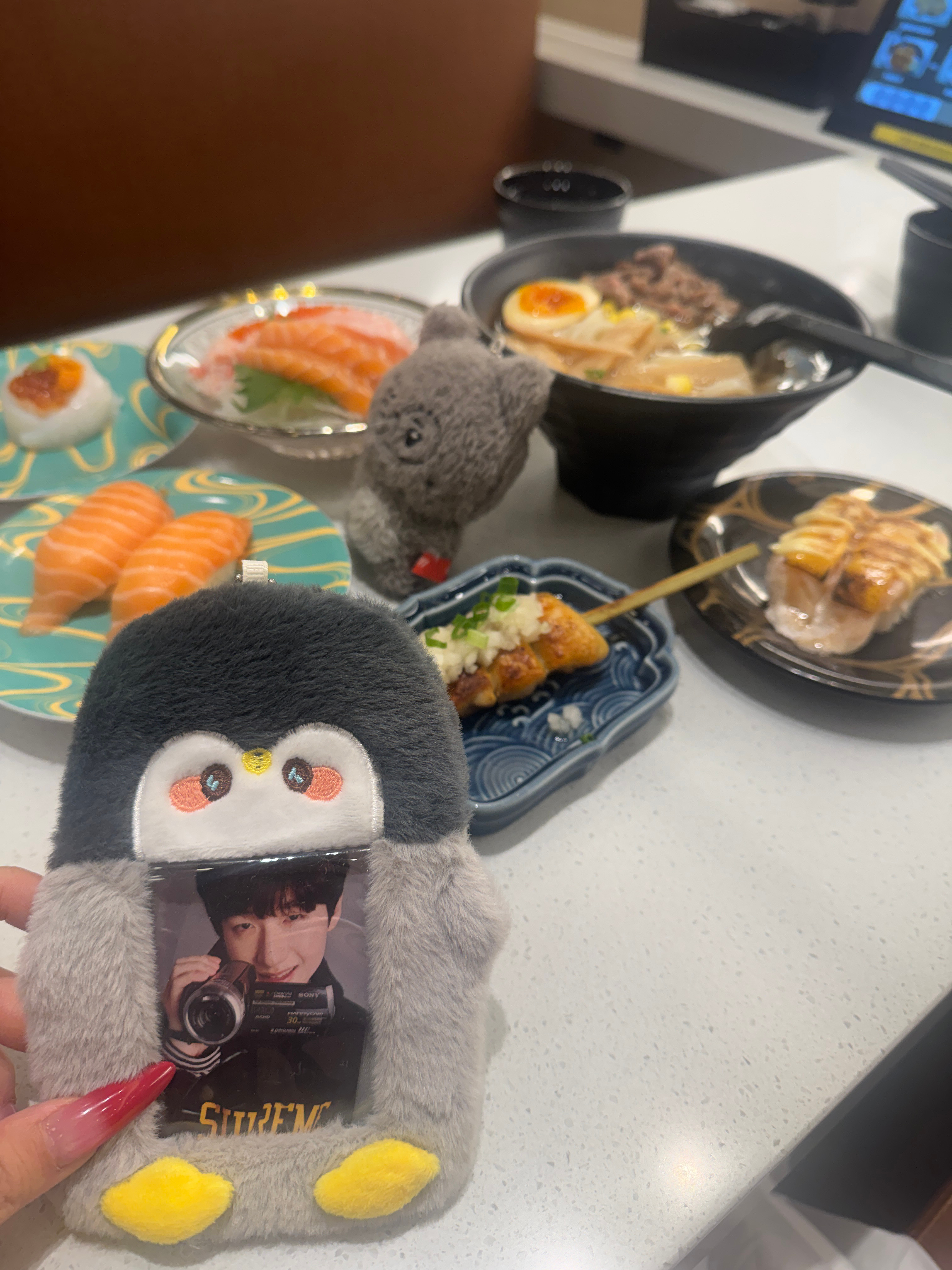 图上有两只猫一条狗一只青蛙都很萌^^