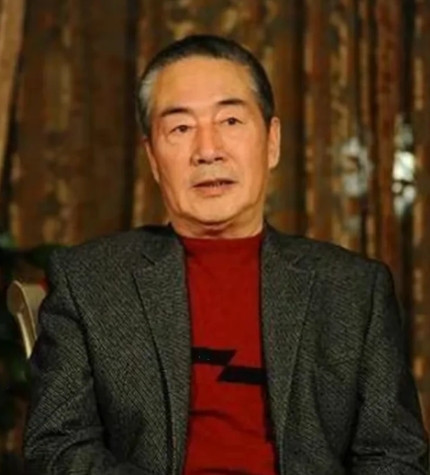 1997年，杜雨露翻看着《雍正王朝》的剧本，面露难色，不太想接拍，导演问道:“是
