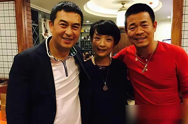 你敢信吗？当年唱《中华民谣》的孙浩，就因为酒桌上一句话，直接被杨坤挤出圈子二十年
