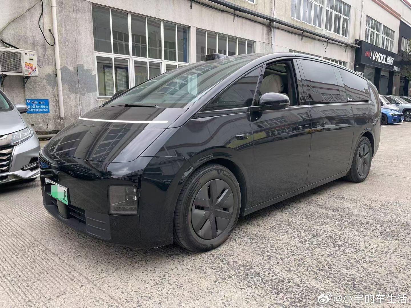 在途一辆理想汽车理想MEGA2024款Ultra24年4月上牌安全行驶