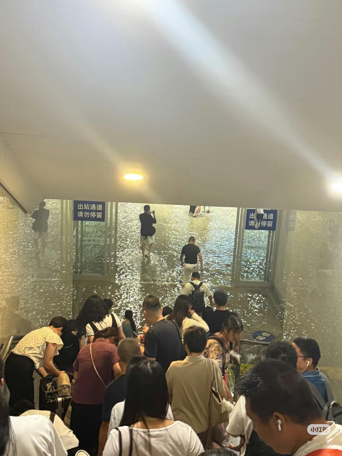 成都的雨也太大了，第一次看成都东站淹成这样我天​​​