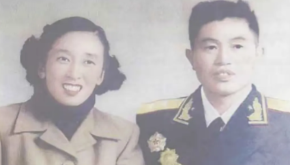 1940年，皮定均看上了女干部张烽，就让县长去说媒，张烽听说了县长的来意后，拒绝