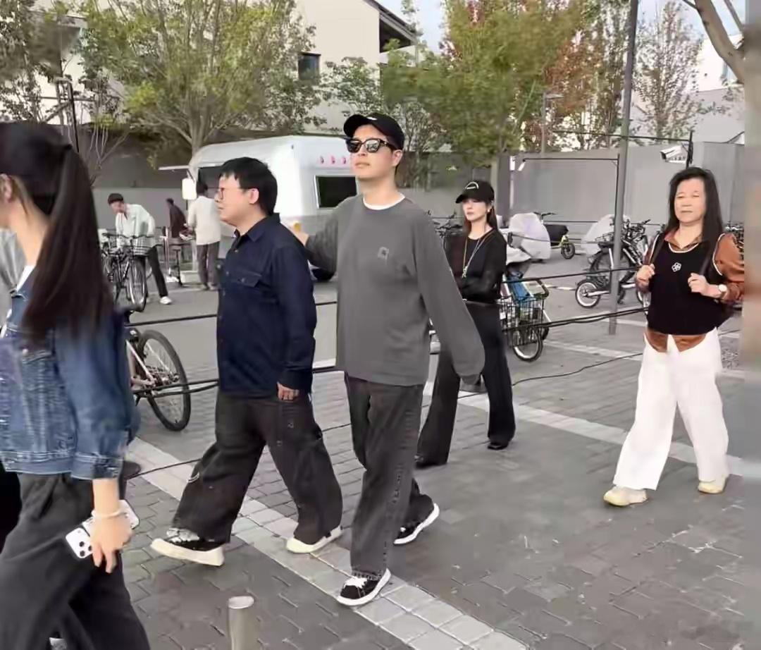 戚薇走路外八很厉害，11岁女儿腿和妈妈一样长，4岁儿子圆脸卷毛​​​