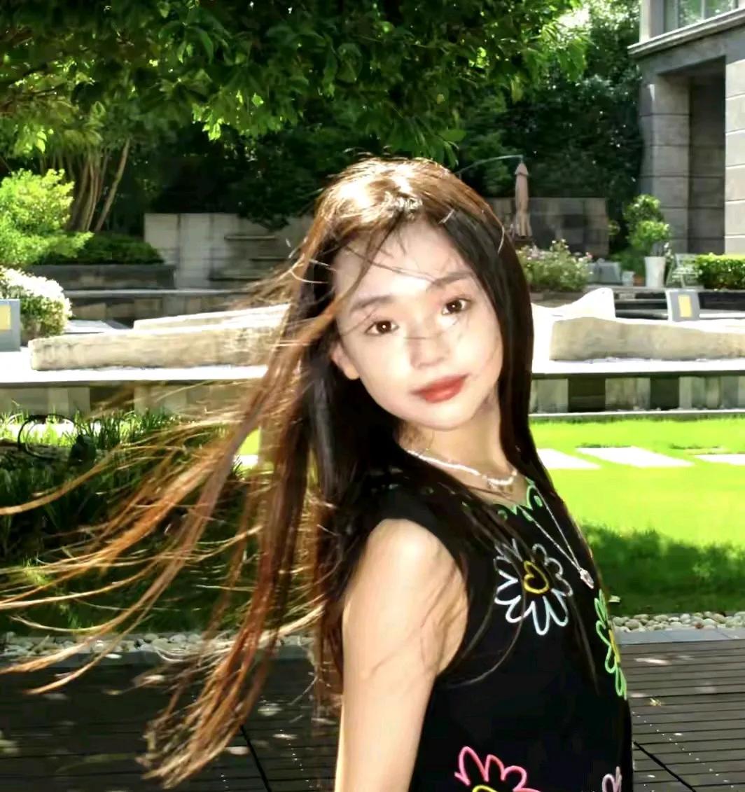 小酒窝这个星二代好看，好看的星二代还有翁虹的女儿，曹颖的儿子，董洁的儿子。他们这
