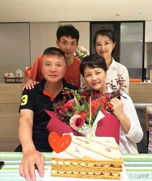 嫁对人，真的比啥都强！黎家盈的丈夫为了支持她，辞掉工作当后盾，这事儿听着就让人