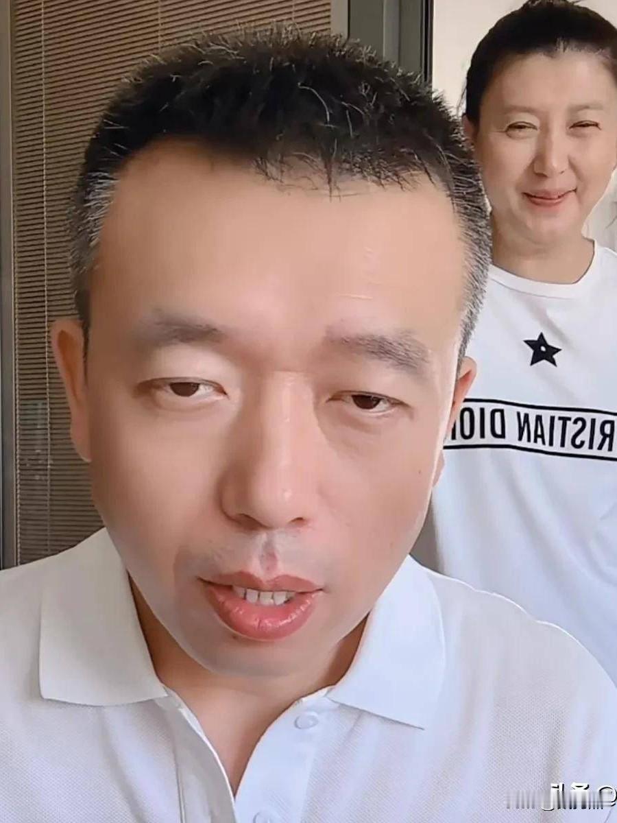 这是闫学晶的小弟，名字叫闫国柱，网名叫老抠，可能是能精打细算的原因，所以闫学晶让