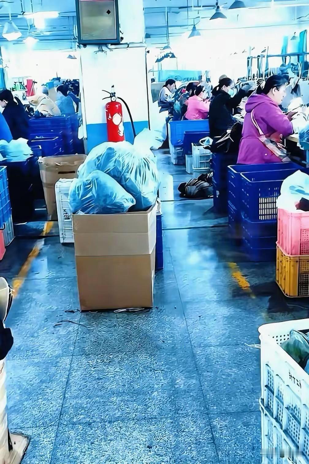 辉腾鞋厂车间条件艰苦却依旧可以顺利招到工人，背后的现实十分扎心。务工人员并不是缺