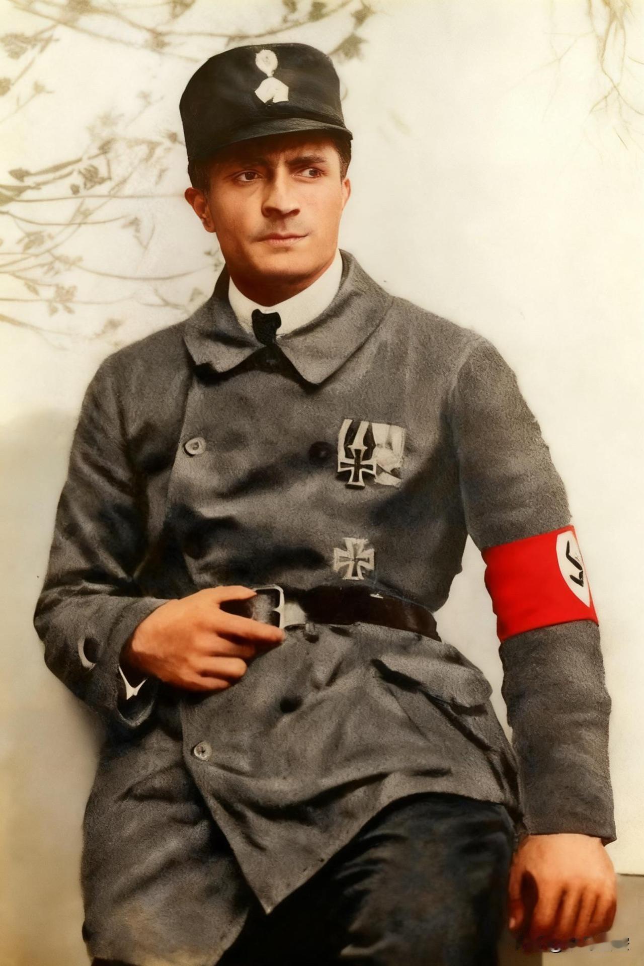 希特勒的保镖图为希特勒的大本营警卫队（Stabswache）队长，汉斯·乌尔