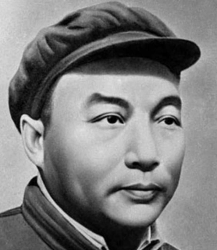 1948年的初冬，登记处的文书捏着钢笔的手猛地停了。眼前这个穿着国民党军装的