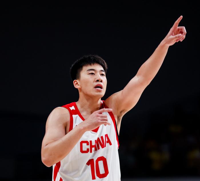中国男篮热身赛取得开门红！杨毅夸赞王俊杰却批评了两名球员中国男篮热身赛以82比
