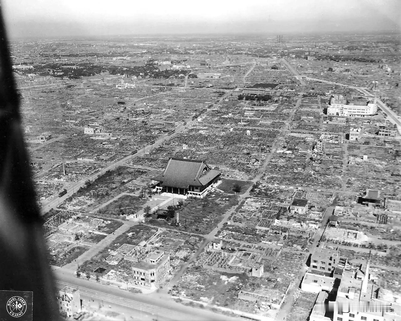 图一是1945年，日本东京被盟军轰炸后的实拍，可以说是一片废墟。图二和图三是