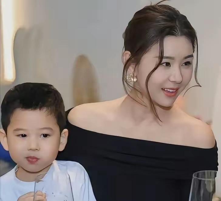 李小萌小儿子近照曝光！完美复刻妈妈美貌，8岁大儿子壮实如mini王雷✨李小萌