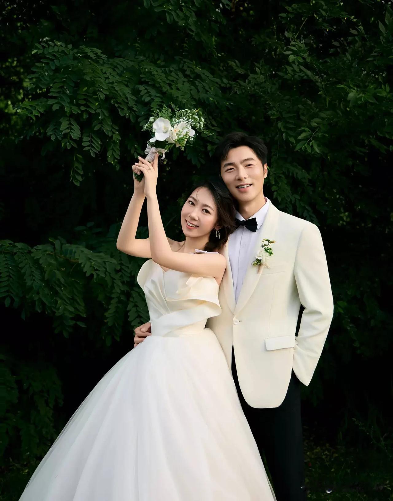 11月9日下午，演员方文强和刘文曲官宣结婚，瞬间引发热议。他们曾在热播剧《最