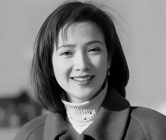 脑癌这种病实在太可怕了，何晴坚持了十年，已是相当不易。她一生中的两个遗憾再也无法