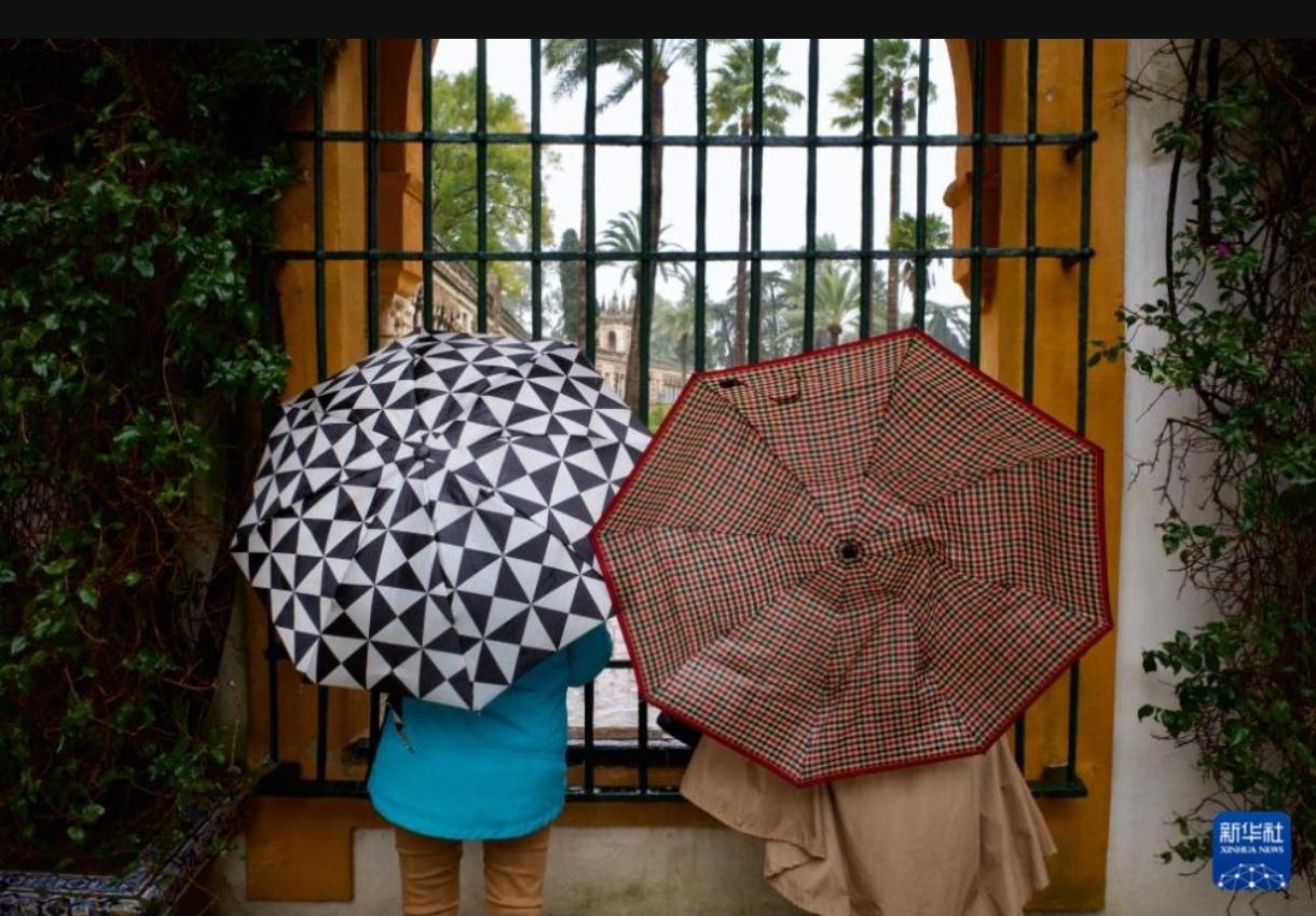 西班牙也多地遭遇冬季风暴，但是和美国不一样，但是一个人也没有冻死，而且西班牙街上