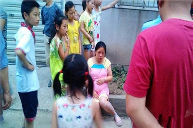 孕五个月被孩子扔砖头, 家长冷漠回应: 孩子不懂事跟他计较什么?