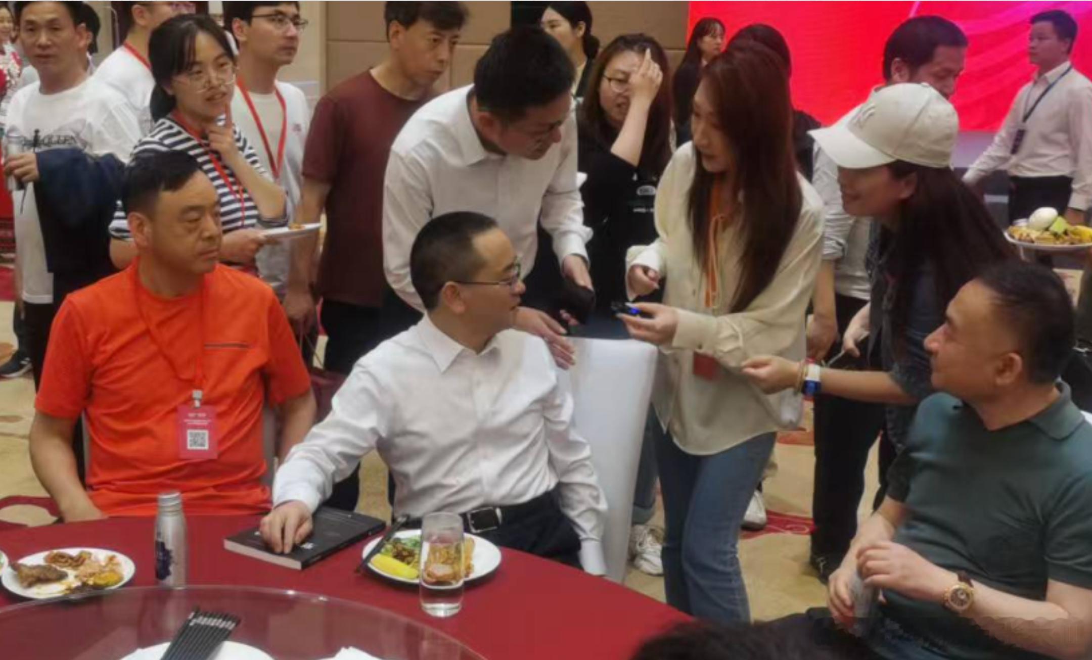 中国价值投资顶级大佬真的有！查了下张亚群这个人好牛逼啊，一直拿着茅台，无论是耐心和格局都是顶级的！还