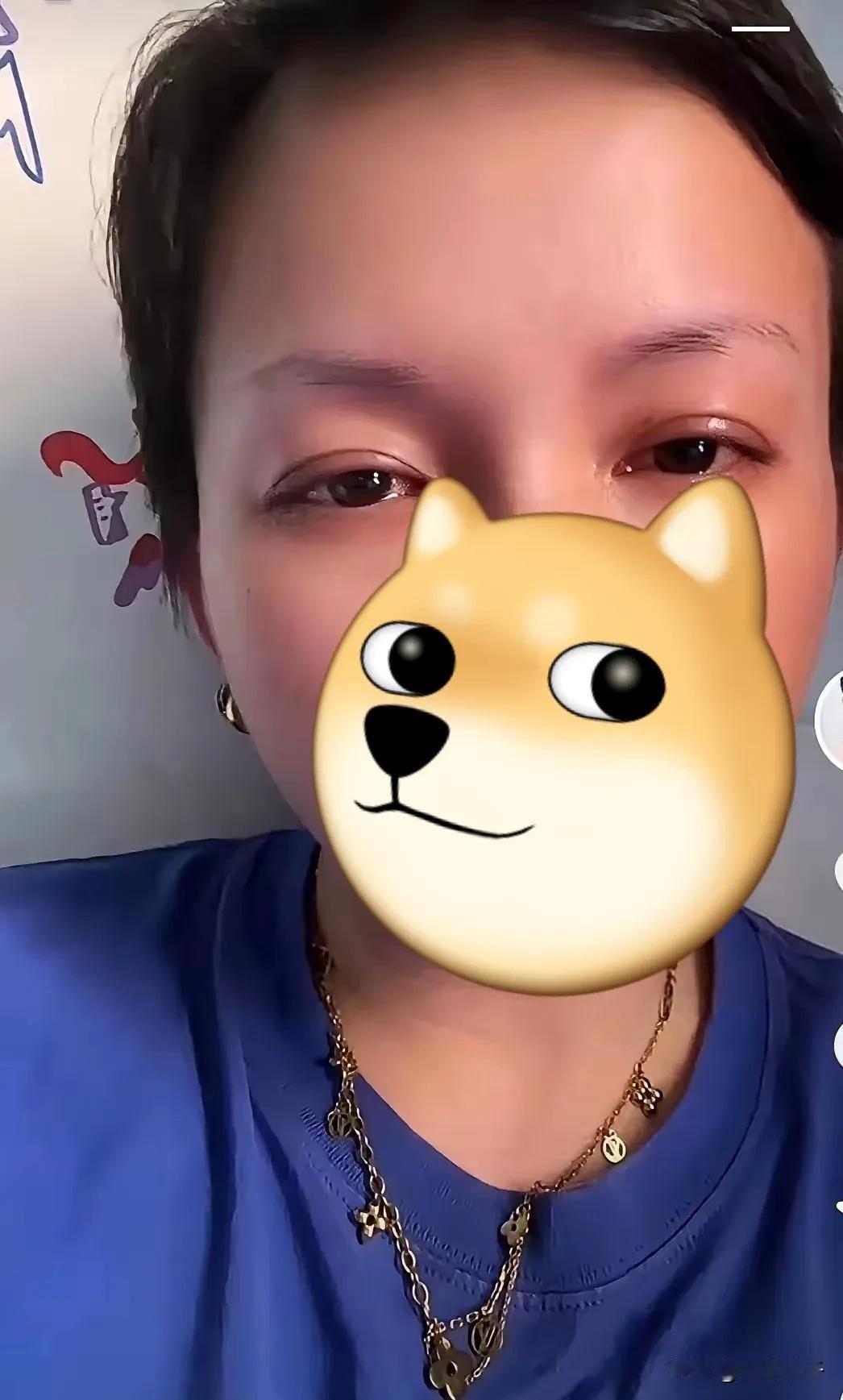 犀利姐在直播间哭诉，声称自己被许妈坑了，要告许妈，要让许妈声名狼藉……