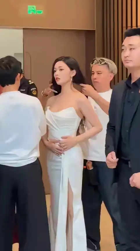 林允瘦而不柴，这身材真羡慕了