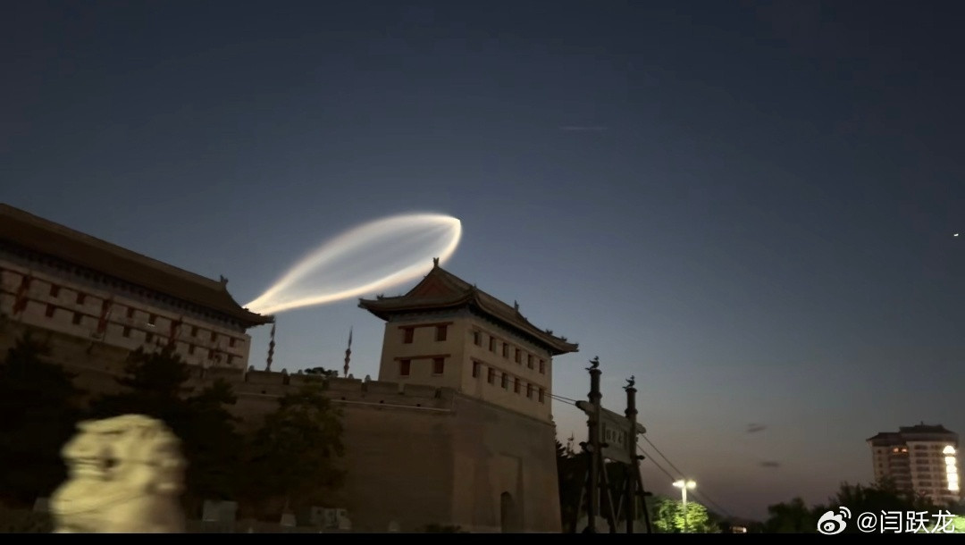 西安上空现白点状不明飞行物这是鲲鹏吧？[大笑][doge]​​​