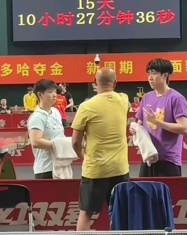 陌生又熟悉的画面，成都集训时莎莎大头肖指一起探讨混双的画面肖指在认真的讲战术，