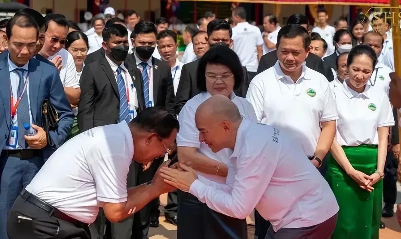 洪森可谓司马昭之心，路人皆知。洪森称，柬埔寨国王西哈莫尼队御赐诏书要求洪森继续在