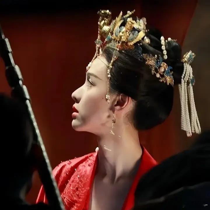 嘟嘟这个造型望眼欲穿，像婚礼第一集，一出场就有​​​