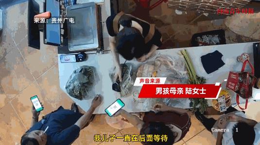 “大快人心！”8月27日，湖北宜昌，一13岁男孩在超市里正常排队等待结账，谁知却