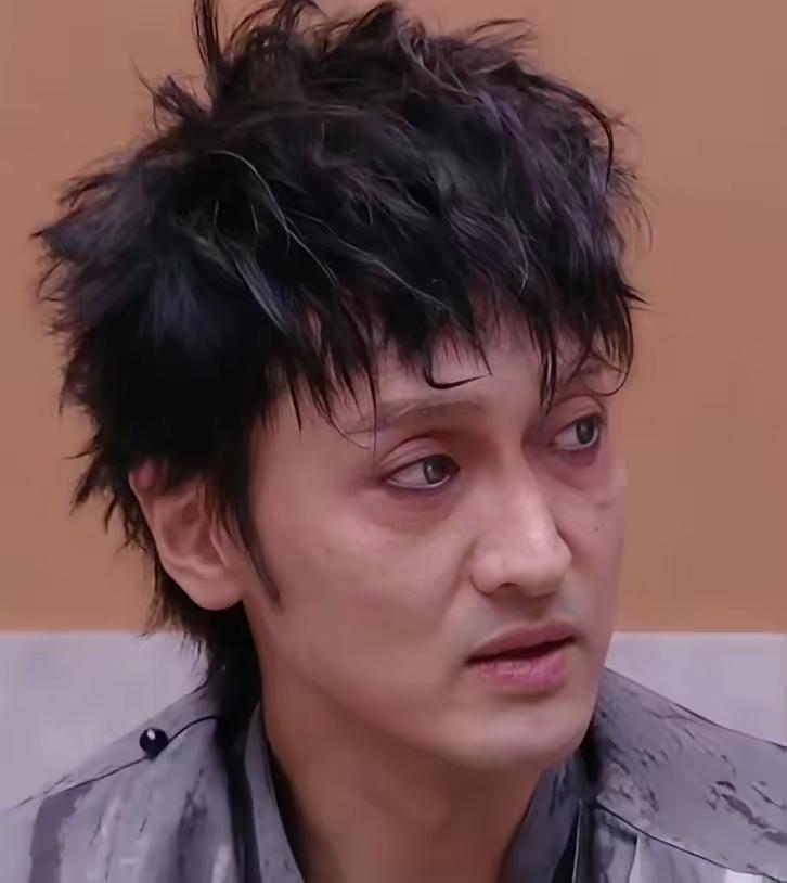王传君最近在《披荆斩棘》的造型真的吓到观众了！淡烟熏妆搭配凌乱长衫，头发做旧、