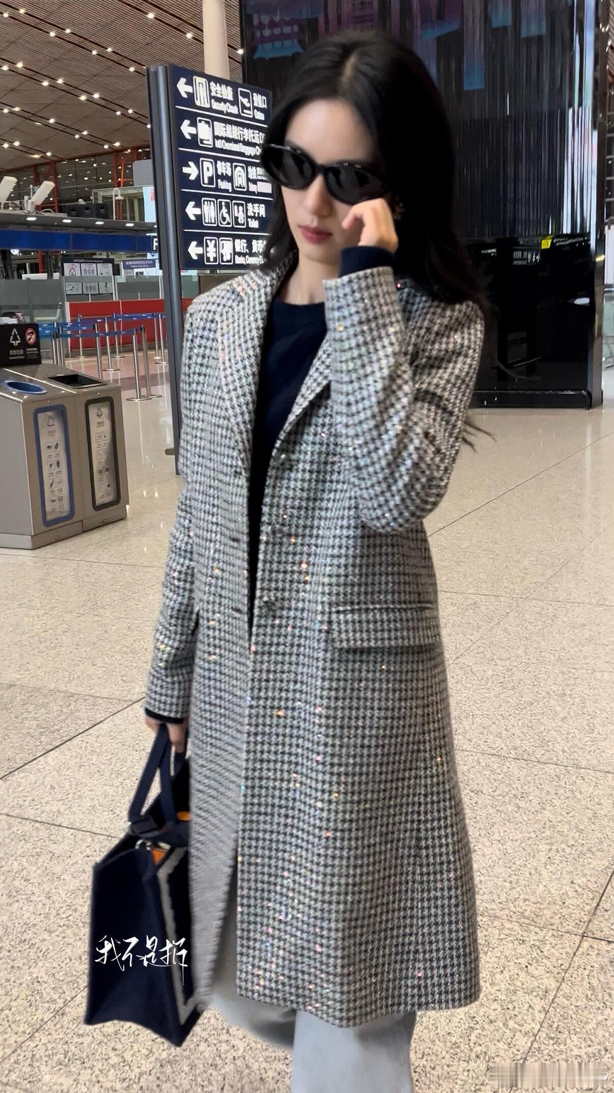 周也出发巴黎时装周✈️完美的冷都女气质，期待周也闪耀巴黎！