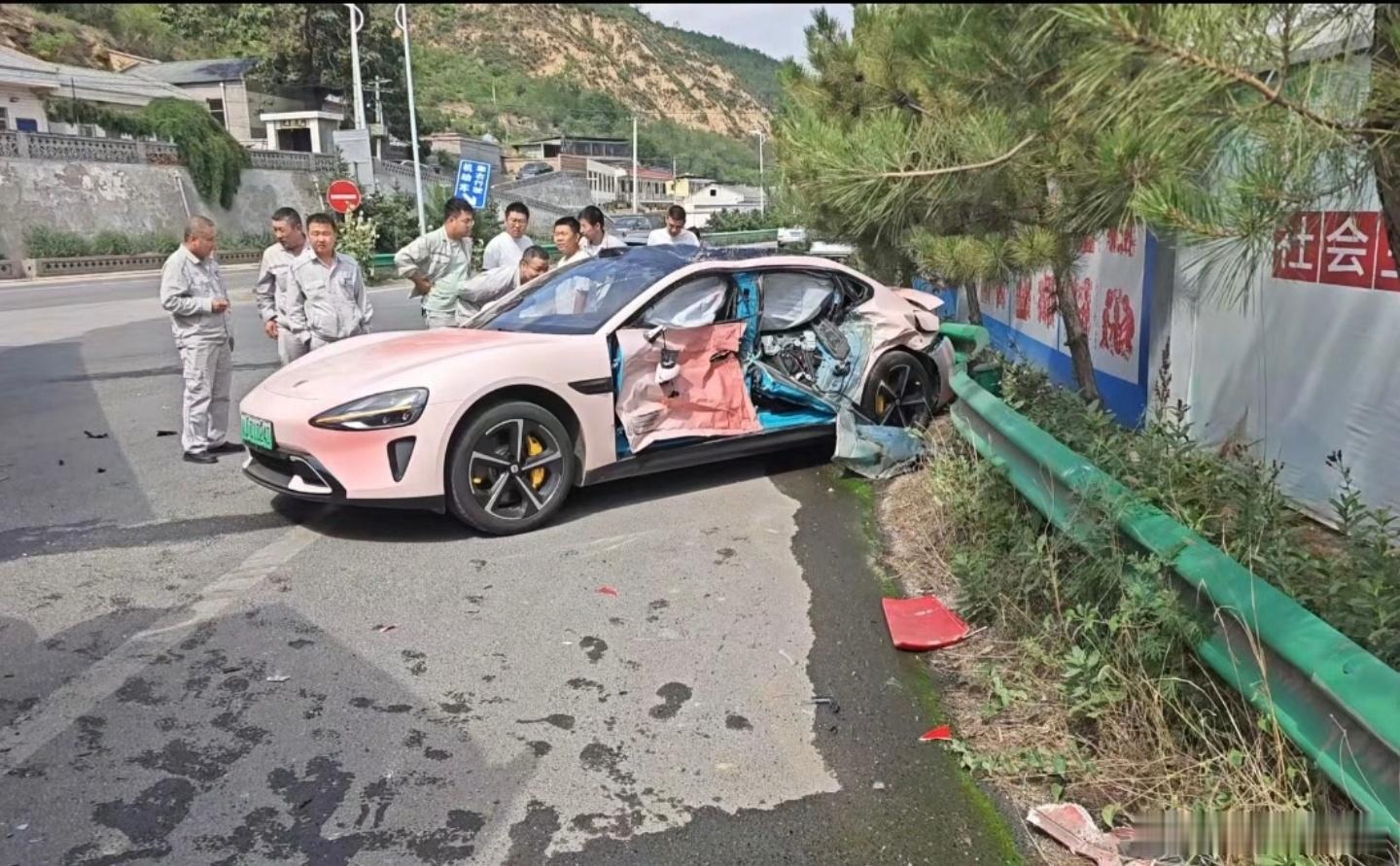 又一次见证了小米SU7的防护能力，被重卡车撞击侧面，SU7还是结构基本完好，乘员