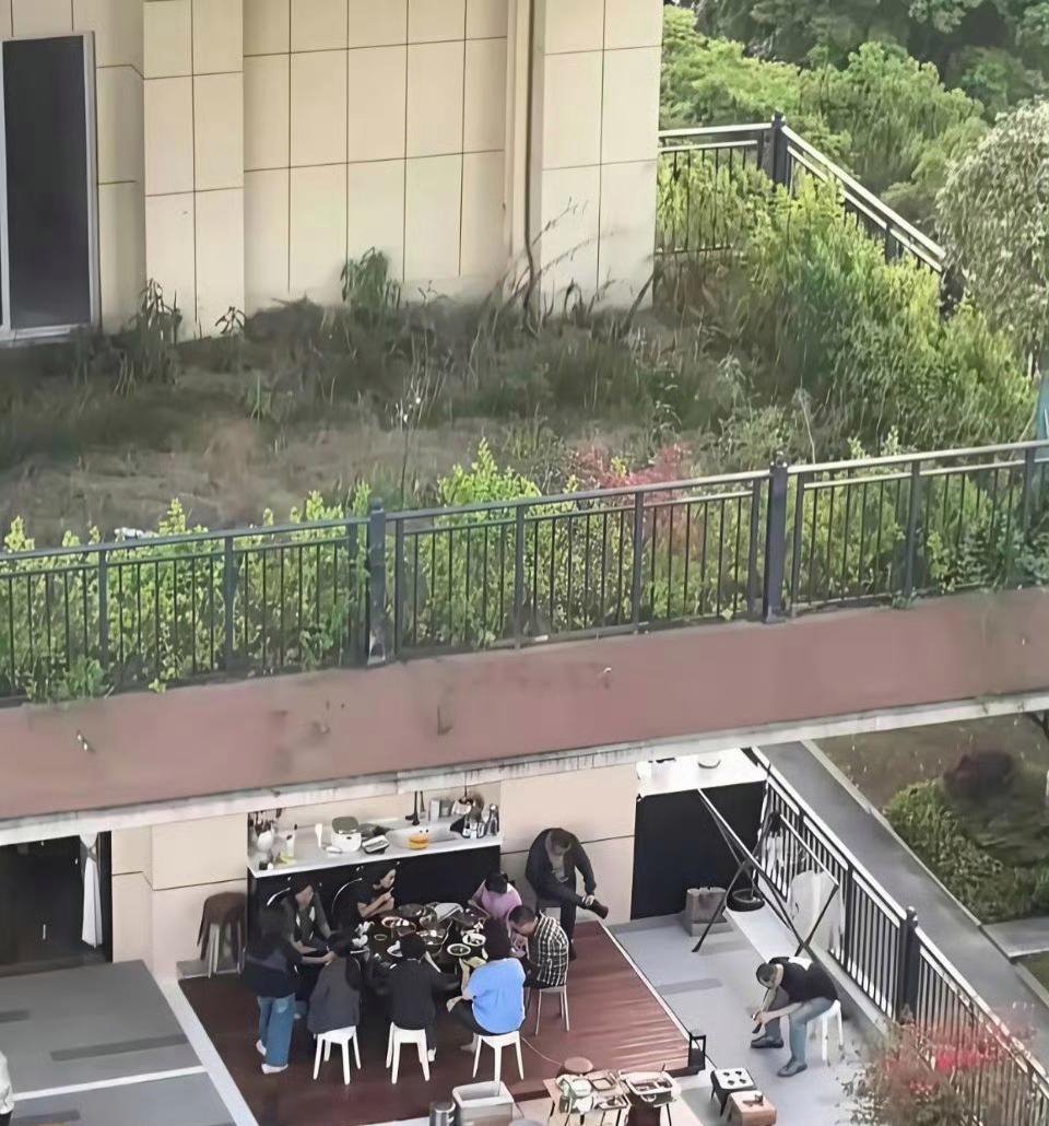 楼上成荒野，楼下也不怕。