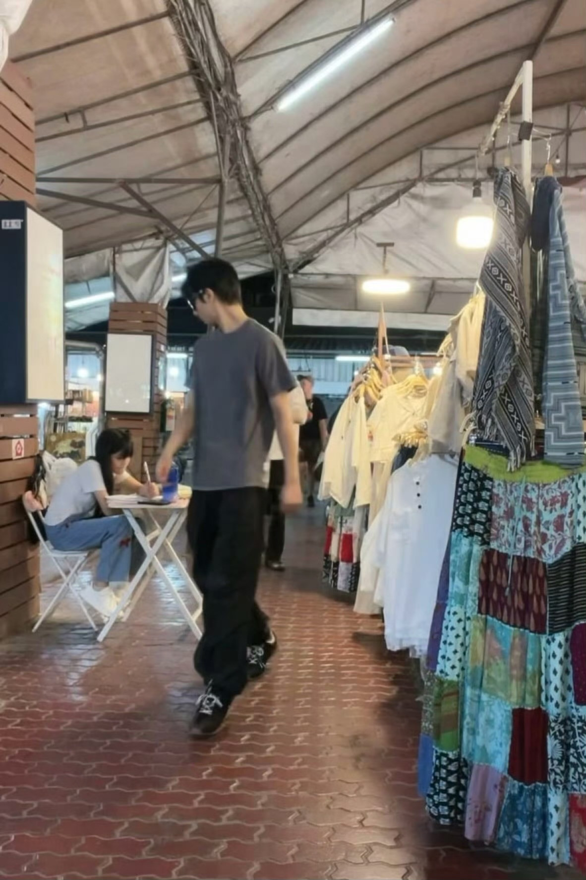 宋威龙误入直播间热搜点进去给我笑精神了。他在清迈街头围观小孩写作业，那表情那状态