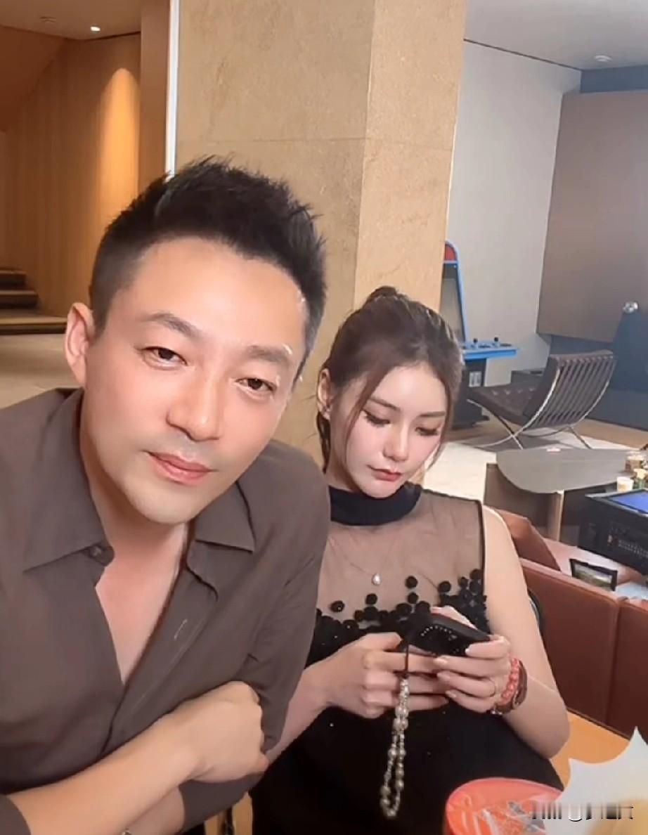 马筱梅说等着出月子，出了月子就回北京，孩子以后就在北京呆着，幼儿园也在北京上，看