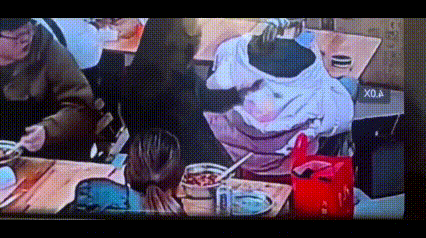 河北泼螺蛳粉汤这事；其实有个细节大家未必关注到了；那就是这个女的在使坏的时候